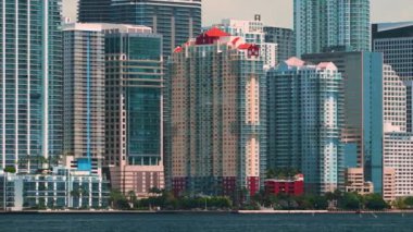 Miami Brickell 'in şehir merkezi, Florida, ABD. Modern Amerikan megapolis 'indeki yüksek deniz manzaralı gökdelen binaları..