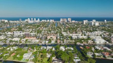 Florida, ABD 'deki Fort Lauderdale şehrinde Atlantik Okyanusu kıyısındaki yeşil palmiye ağaçları arasında pahalı malikaneler. Varlıklı sahil manzaralı bir yer. Birinci sınıf konut geliştirme.