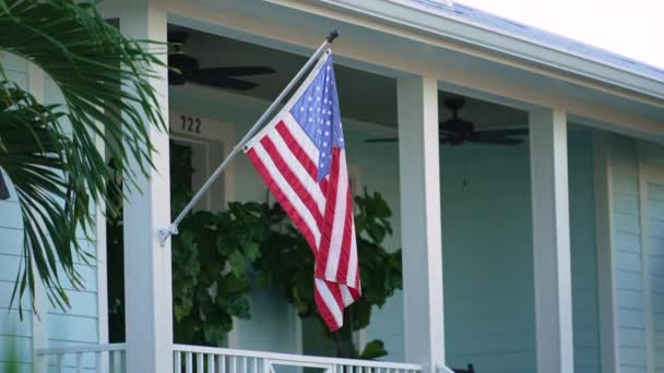 Dom Przedmieściach Florydy Flagą Usa Machającą Wietrze Przed Domem Amerykańskie — Wideo stockowe