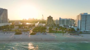 Yüksek lüks otelleri, apartmanları ve kumlu Las Olas Sahili olan Fort Lauderdale şehri. Güney Florida, ABD 'de yüksek açılı turizm altyapısı.