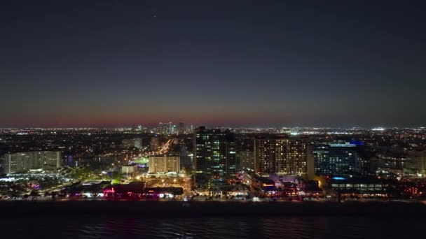 劳德代尔堡的城市在晚上 有明亮的豪华酒店和公寓 佛罗里达拉斯奥拉斯海滩的空中景观 美国南部的旅游基础设施 — 图库视频影像