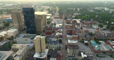 Lexington Kentucky şehir merkezinde gün batımında şehir mimarisi. Yüksek binaları olan panoramik iş bölgesi manzarası