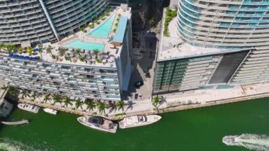 Miami Brickell, Florida, ABD. Miami Nehri 'nde lüks yatları olan Amerikan şehir merkezinin hava manzarası. Modern ABD megapolis 'teki yüksek ticari ve meskun gökdelen binaları.