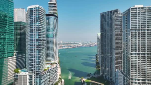 Miami Brickell Flórida Eua Iates Luxo Rio Miami Entre Edifícios — Vídeo de Stock