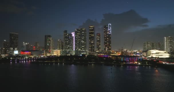 迈阿密Brickell在佛罗里达州 市中心区明亮明亮明亮的摩天大楼的夜景 拥有商业金融区的美国大都市 — 图库视频影像