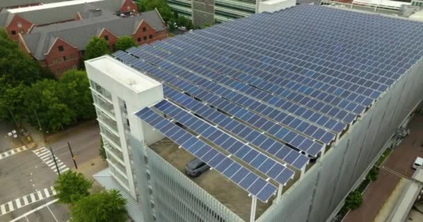 Photovoltaik Sonnenkollektoren Über Parkhaus Zur Erzeugung Erneuerbarer Energien Nachhaltige Stromerzeugung — Stockvideo
