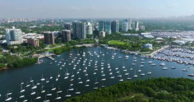 Miami 'nin lüks semtindeki Dinner Key marinasında yelkenliler ve yatlar. Coconut Grove 'daki yüksek binalar Florida, ABD' de..