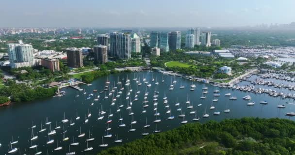 Vitorlások Jachtok Vacsora Kulcs Kikötőben Miami Előkelő Negyedében Lakóházak Coconut — Stock videók