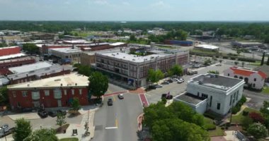 Ana cadde trafiği olan küçük bir Amerikan kasabası mimarisi. Tifton, Georgia, Tift County 'deki eski şehir..