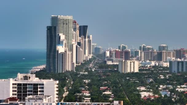 豪華なウォーターフロントの高層ホテルと大西洋岸のコンドミニアムビルを持つサニーアイレスビーチ市 南フロリダのアメリカの観光インフラ — ストック動画