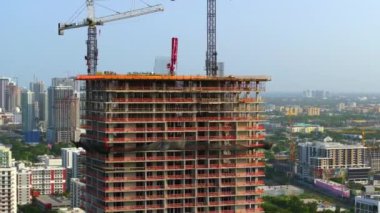 Miami, Florida 'da endüstriyel inşaat alanında vinçler. Amerikan kentsel bölgesindeki yeni yerleşim yerinin havadan görüntüsü. ABD 'de konut büyümesi kavramı.