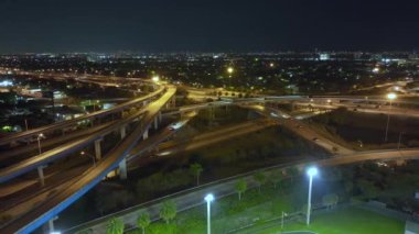 Gece Miami, Florida 'da, hızlı hareket eden araçlar ve kamyonlarla Amerikan otobanının kavşağından bir görüntü. ABD ulaştırma altyapı kavramı.