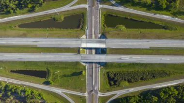 Yoğun Amerikan karayolu köprüsünün yeşil Florida bölgesinde hızlı hareket eden trafiğinin görüntüsü. Eyaletler arası ulaşım zamanı.
