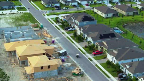 Kırsal Caddede Ahşap Çatıları Olan Bitmemiş Özel Evlerin Yukarıdan Görüntüsü — Stok video