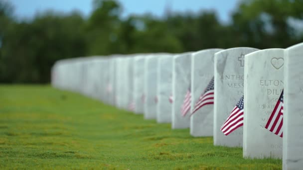 White Tombstones Green Grass Sarasota National Cemetery Memorial Day Concept — Stock Video