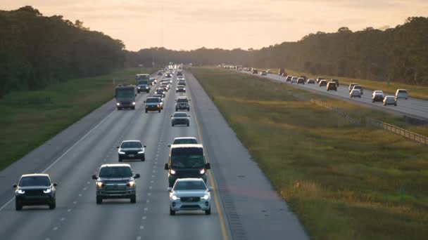 佛罗里达州的高速公路宽阔 上下班高峰时间开快车 美国交通基础设施概念 — 图库视频影像