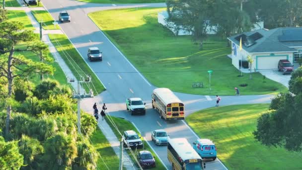 Amerikan Sarı Okul Otobüsünün Hava Görüntüsü Çocukları Sabah Erkenden Ders — Stok video