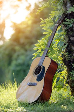 Yeşil arka planda akustik gitar. Sakin müzik kavramı.