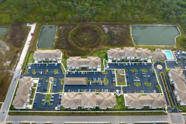 Florida yerleşim bölgesindeki Amerikan apartmanlarının hava manzarası. ABD 'nin banliyölerinde konut geliştirme örneği olarak yeni aile evleri.