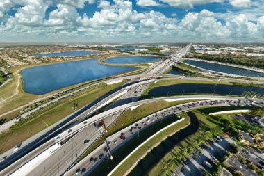 Miami, Florida 'da hızlı sürüş araçlarıyla Amerikan otoyol kavşağının hava görüntüsü. ABD ulaşım altyapısının üstünden görüntüle.