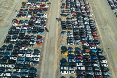 Açık arttırma rezonans şirketinin otoparkının havadan görüntüsü park halindeki araçlar yeniden pazarlama hizmetleri için hazır. İkinci el araç satışları.