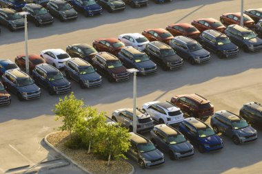 Satılık bir sürü yeni arabasıyla bayilik otoparkının havadan görüntüsü. Amerikan otomotiv endüstrisinin gelişimi.