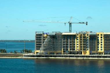 Ian Kasırgası 'nın ABD' nin Charlotte Limanı 'ndaki yüksek apartman inşaatının hava manzarası mahvoldu..