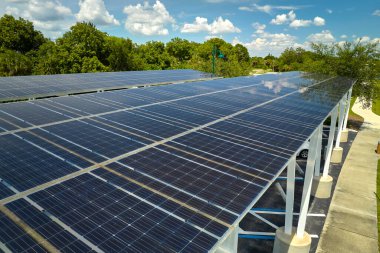 Güneş panellerinin havadan görünüşü park yerinin gölgelik çatısı olarak yerleştirildi. Etkili temiz elektrik üretimi için park edilmiş arabalar için. Fotovoltaik teknoloji şehir altyapısına entegre edildi.