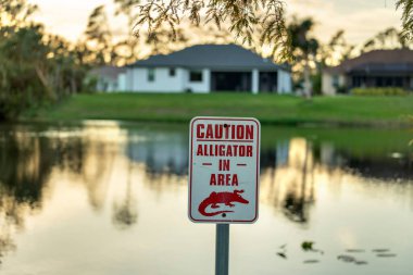 Florida Parkı 'nda su kenarında yürürken dikkat ve güvenlik uyarısı.