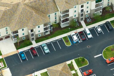 Florida banliyö bölgesinde park yeri olan apartman daireleri. Amerikan banliyölerindeki gayrimenkul gelişimine örnek olarak.