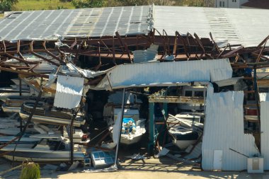 Florida kıyı bölgesindeki kasırga yüzünden tekne istasyonu tahrip oldu. Doğal afetin sonuçları..