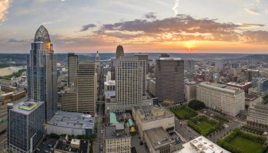 Ohio eyaletindeki Cincinnati şehrinde şehir merkezindeki yüksek gökdelen binaları aydınlık. Günbatımında iş dünyasının finans bölgesiyle Amerikan megapolis 'i.