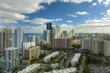 Sunny Isles Sahili 'ndeki Atlantik Okyanusu kıyısında pahalı oteller ve daireler. Güney Florida 'daki Amerikan turizm altyapısı.