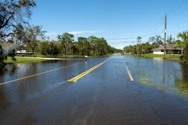 Florida yerleşim bölgesinde kasırga sonrası sokakları sel basmış. Doğal afetin sonuçları..