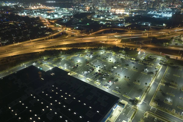 Tampa 'daki bir alışveriş merkezinin önündeki araçlar için gece görüş alanı. Otoparkta park yerleri ve yönler için çizgiler ve işaretler olan bir sürü araba var..