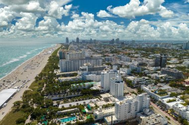 Yüksek lüks otelleri, apartmanları ve kumsallı sahili olan Miami Beach City..