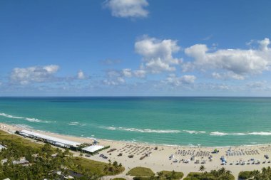 Miami Plajı güney Florida 'da popüler bir tatil yeridir. Kumsal yüzeyi ve turist altyapısı.