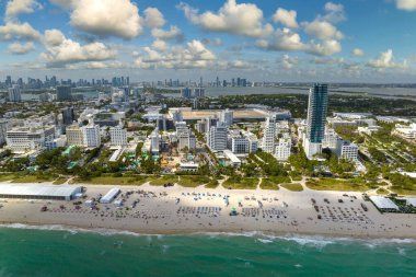 Amerika 'da popüler bir tatil yeri. Okyanus sıcak suları ve ABD 'nin Florida kentindeki Miami Beach' te kumlu sahiller. Amerika 'ya seyahat.