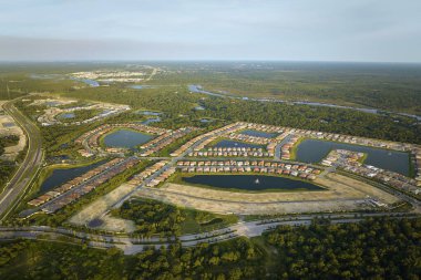 Florida 'nın banliyö bölgesinde inşaat halindeki aile evleri ile gayrimenkul geliştirme. Büyüyen Amerikan banliyöleri kavramı.