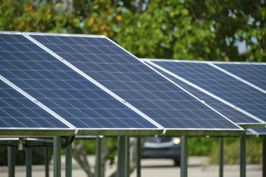 Otoparkın yakınına temiz elektrik üretimi için güneş panelleri yerleştirildi. Fotovoltaik teknoloji elektrikli araba şarjı için kentsel altyapıya entegre edildi.