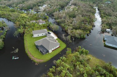Etrafı Ian Kasırgası ile çevrili sel suları Florida yerleşim bölgesindeki evleri sarıyor. Doğal afetten sonra.