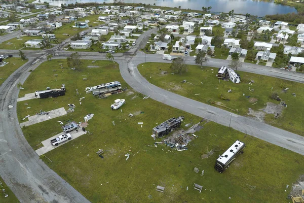 Florida gezici ev bölgesinde kasırga sonrası ağır hasar görmüş ve devrilmiş karavan kamyonları ve evler. Doğal afetin sonuçları..