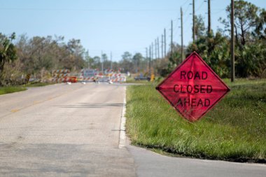 Sokak inşaatında sarı koruyucu bariyer. İşle ilgili yol uyarısı.