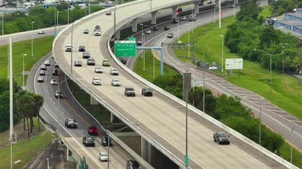 Luchtfoto Van Verhoogde Amerikaanse Snelweg Met Snelrijdende Auto Vrachtwagens Tampa — Stockvideo