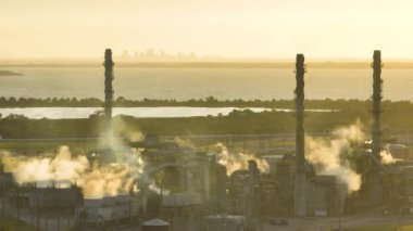 Fosfatları işlemek ve işlemek için fabrikanın havadan görünüşü. Tampa, Florida 'daki Mozaik Riverview Tesisi. Kimyasal fosforik asit üretim tesisi.