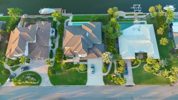 플로리다 사라소타에서 야자수와 사이의 주택의 미국의 프리미엄 — 비디오