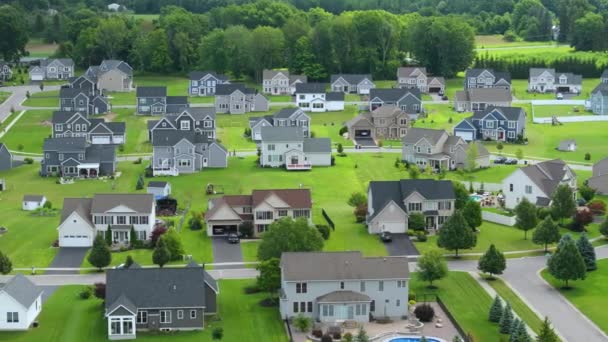 纽约罗切斯特住宅区大型私人住宅的空中景观 新家庭住房作为美国郊区房地产开发的范例 — 图库视频影像