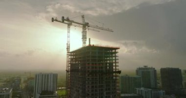 Amerikan kentsel bölgesindeki yeni yerleşim yerinin havadan görüntüsü. Miami, Florida 'da endüstriyel inşaat alanında vinçler. ABD 'de konut büyümesi kavramı.