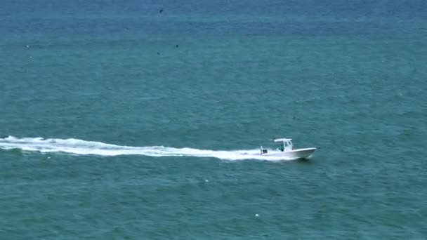 Flygfoto Motorbåt Seglar Snabbt Havsvågor Med Krusning Yta Segelbåt Rörelse — Stockvideo