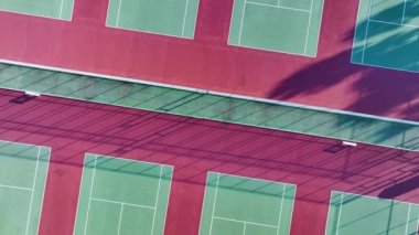 Florida kırsalında yeni stadyumları olan açık hava tenis kortunun havadan görünüşü. Amerikan spor altyapısı.
